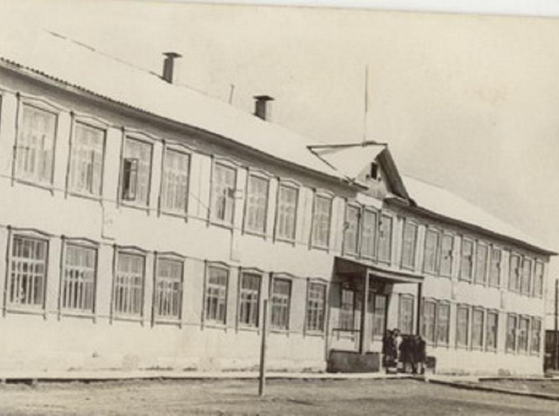сентября 1964 г. открыта 8-летняя школа  №15